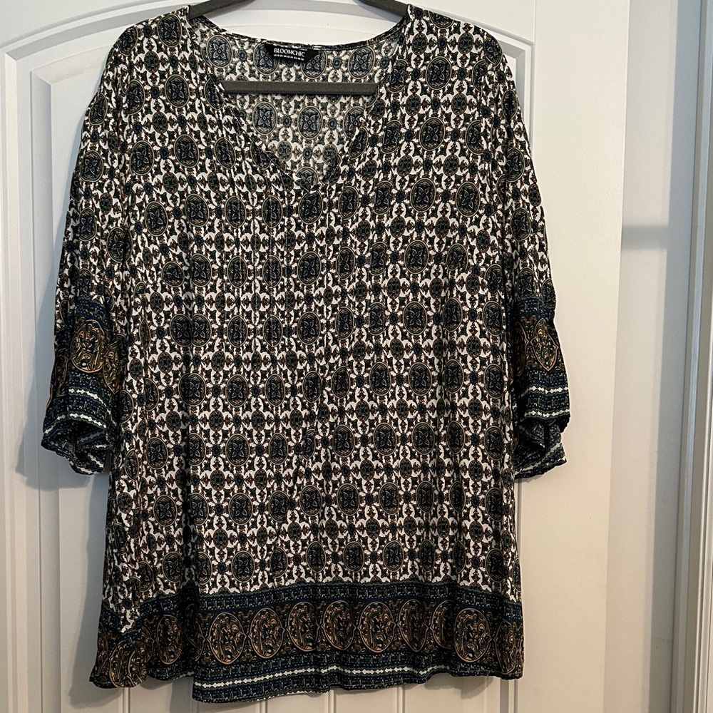 Size 18-20 BloomChic Black and White Patterned Tunic. 100% Rayon. Never worn!